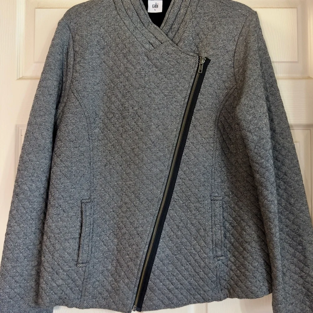EUC CAbi‎ Women's Full Zip Herringbone Quilted Moto Jacket in Gray Size L